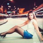 Miss agosto in collant e tacchi